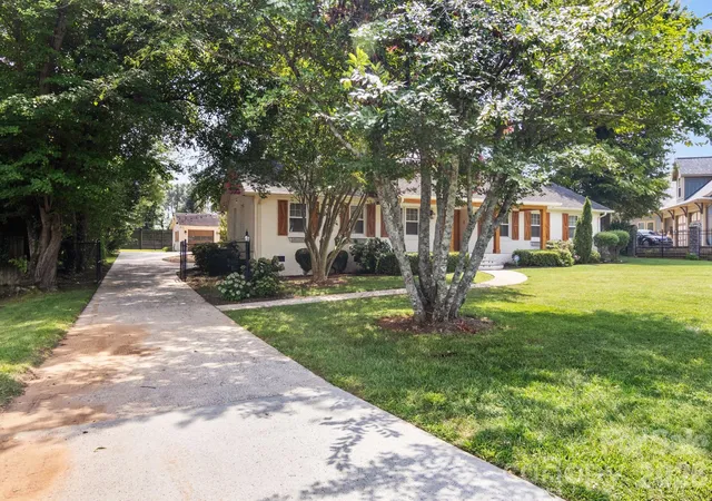 Photo 2 of Single family home for sale at 7030 Delta Lake Dr, Charlotte, NC 28215 | MLS# 4406791 | Listing updated on 2026-10-16