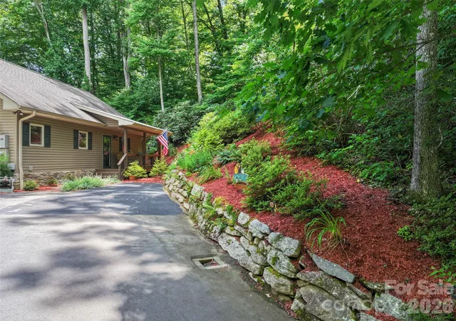 Photo 3 of Single family home for sale at 39 Maplewood Dr, Maggie Valley, NC 28751 | MLS# 4406805 | Listing updated on 2026-08-26