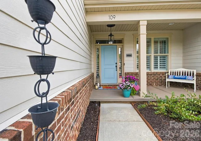 Photo 2 of Single family home for sale at 109 Heron Cvs Loop, Mooresville, NC 28117 | MLS# 4406863 | Listing updated on 2026-10-29