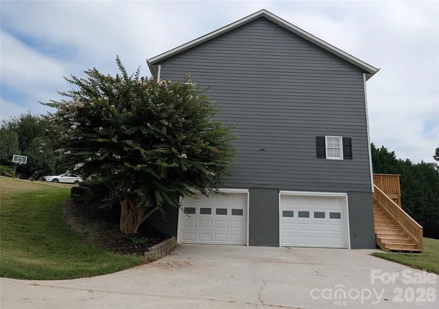 Photo 2 of Single family home for sale at 5519 Winding Oak Dr, Hickory, NC 28602 | MLS# 4406874 | Listing updated on 2026-10-07