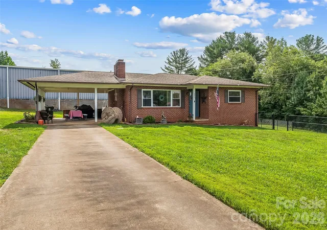 Photo 2 of Single family home for sale at 691 Central St, Hudson, NC 28638 | MLS# 4407003 | Listing updated on 2026-09-13