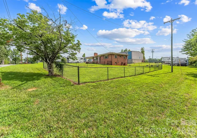 Photo 3 of Single family home for sale at 691 Central St, Hudson, NC 28638 | MLS# 4407003 | Listing updated on 2026-09-13
