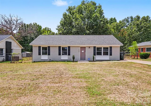 Photo 2 of Single family home for sale at 1240 Glenarden Dr, Rock Hill, SC 29730 | MLS# 4407044 | Listing updated on 2026-09-18