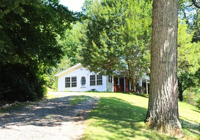Photo 5 of Single family home for sale at 2838 Seven Mile Ridge Rd, Burnsville, NC 28714 | MLS# 4407049 | Listing updated on 2026-08-28