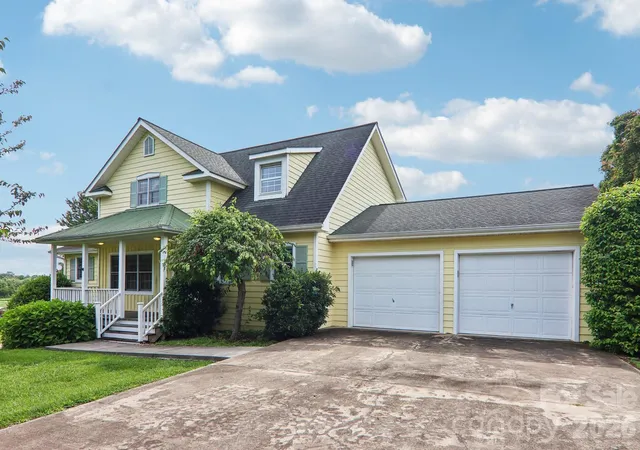 Photo 3 of Single family home for sale at 20 Amber Dr, Horse Shoe, NC 28742 | MLS# 4407069 | Listing updated on 2026-08-23