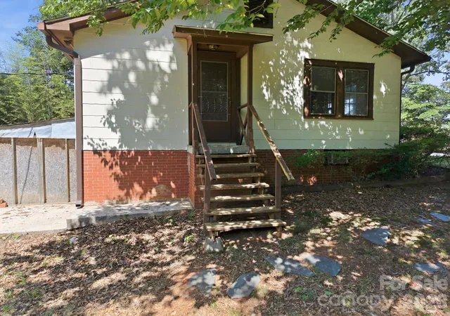 Photo 4 of Single family home for sale at 301 Meadow St, Spencer, NC 28159 | MLS# 4407172 | Listing updated on 2026-09-05