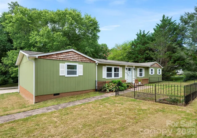 Photo 1 of Single family home for sale at 32 Reeves Rd, Leicester, NC 28748 | MLS# 4407288 | Listing updated on 2026-08-31