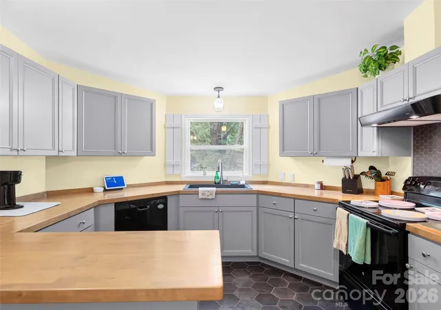 Photo 4 of Single family home for sale at 32 Reeves Rd, Leicester, NC 28748 | MLS# 4407288 | Listing updated on 2026-08-31