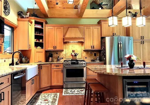 Photo 4 of Single family home for sale at 811 Hemlock Dr, Newland, NC 28657 | MLS# 4407306 | Listing updated on 2026-09-04