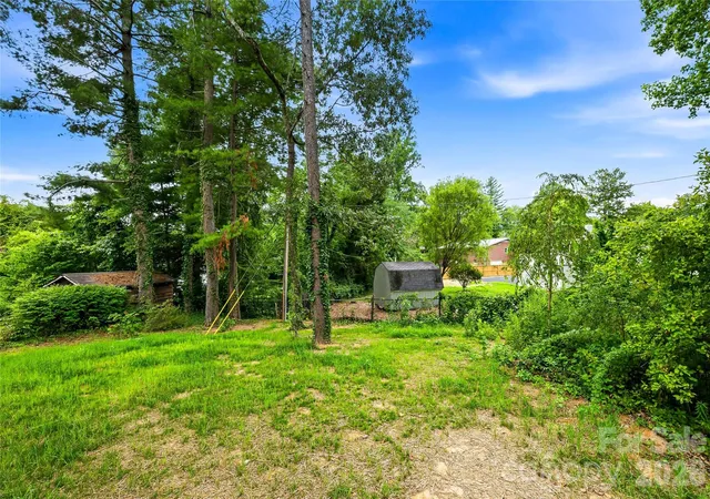32nd image of 334 Woodland Dr, Hendersonville, NC 28792 | MLS# 4407345