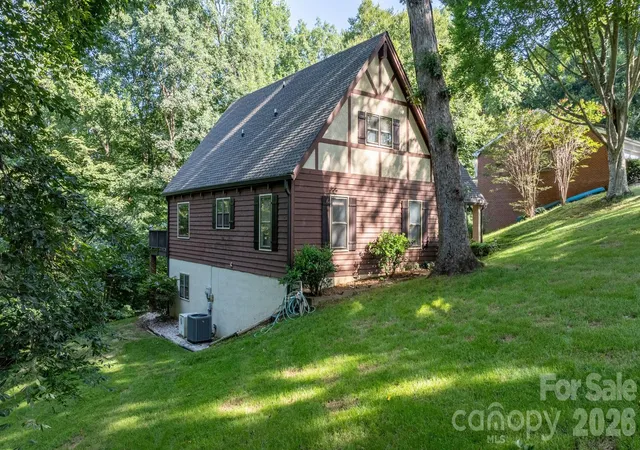 Photo 3 of Single family home for sale at 5562 Clearlake Dr, Hickory, NC 28601 | MLS# 4407359 | Listing updated on 2026-07-24