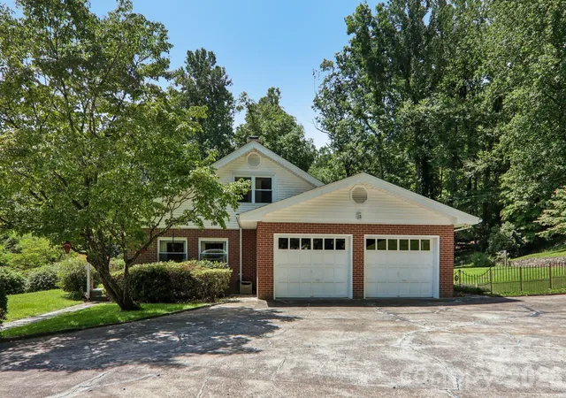 3rd image of 1404 Valmont Dr, Hendersonville, NC 28791 | MLS# 4407369