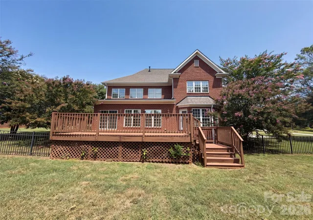 Photo 4 of Sale Pending at 9721 Arlington Oaks Dr, Charlotte, NC 28227 | MLS# 4407398 | Listing updated on 2026-09-24
