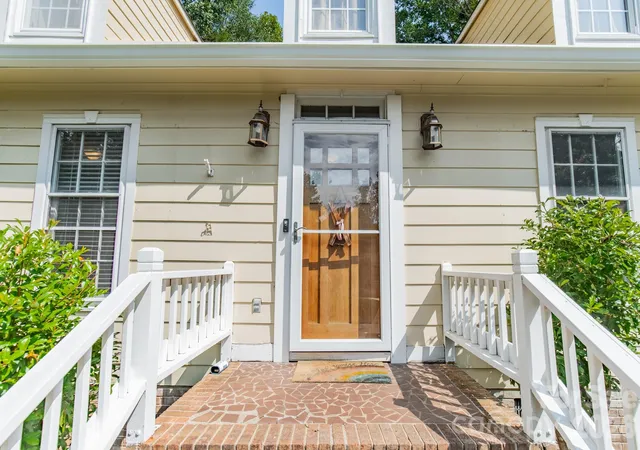 Photo 3 of Single family home for sale at 5815 Chapel Crk Ct, Charlotte, NC 28226 | MLS# 4407410 | Listing updated on 2026-10-29