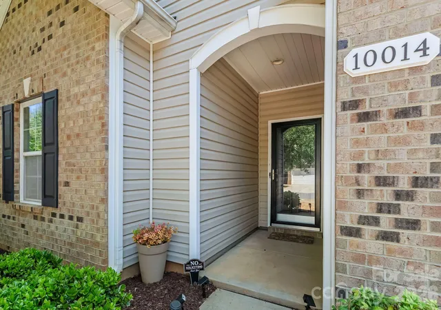 Photo 1 of Single family home for sale at 10014 Goose Landing Dr, Charlotte, NC 28269 | MLS# 4407510 | Listing updated on 2026-10-02