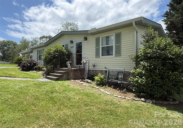 2nd image of 227 Cranbrook Cir, Hendersonville, NC 28792 | MLS# 4407530