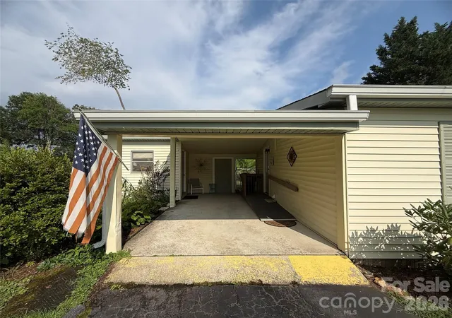 4th image of 227 Cranbrook Cir, Hendersonville, NC 28792 | MLS# 4407530