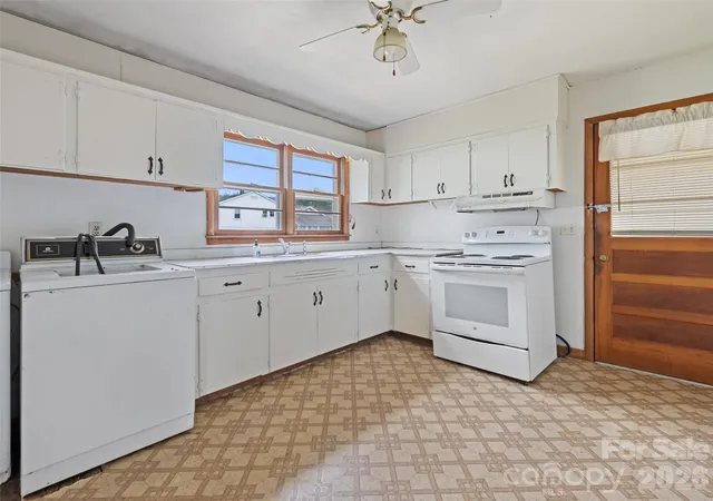 Photo 1 of Single family home for sale at 57 Spruce St, Waynesville, NC 28786 | MLS# 4407581 | Listing updated on 2026-10-02