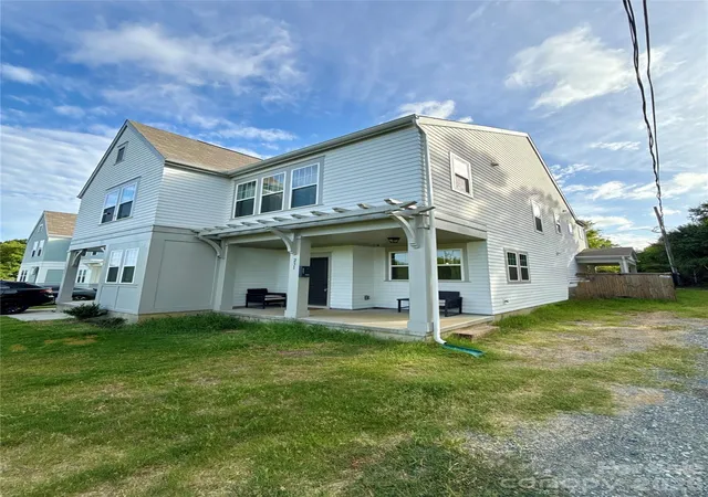 Photo 1 of Sale Pending at 231 Hoskins Ave Dr, Charlotte, NC 28208 | MLS# 4407605 | Listing updated on 2026-07-28