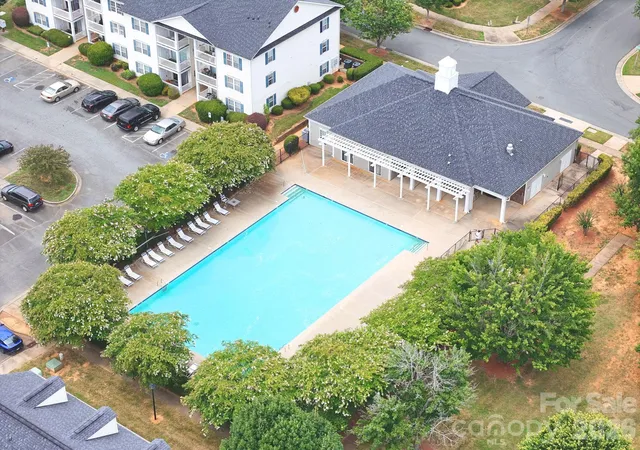 Listing Photo 2 - Condo for sale in building located at 3965 Mohawk Ct, Charlotte, NC 28215 - Unit #