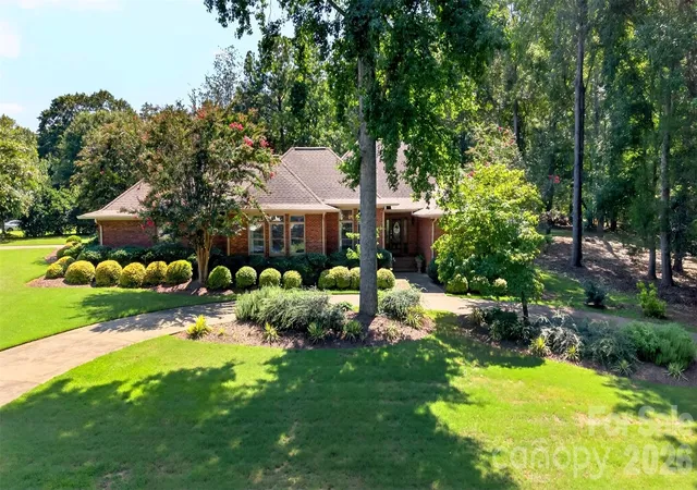 Photo 2 of Single family home for sale at 216 Muirfield Dr, Spartanburg, SC 29306 | MLS# 4407725 | Listing updated on 2026-09-01
