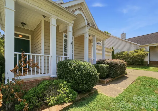 Photo 3 of Single family home for sale at 7015 Lenhart Dr, Charlotte, NC 28226 | MLS# 4407764 | Listing updated on 2026-09-16