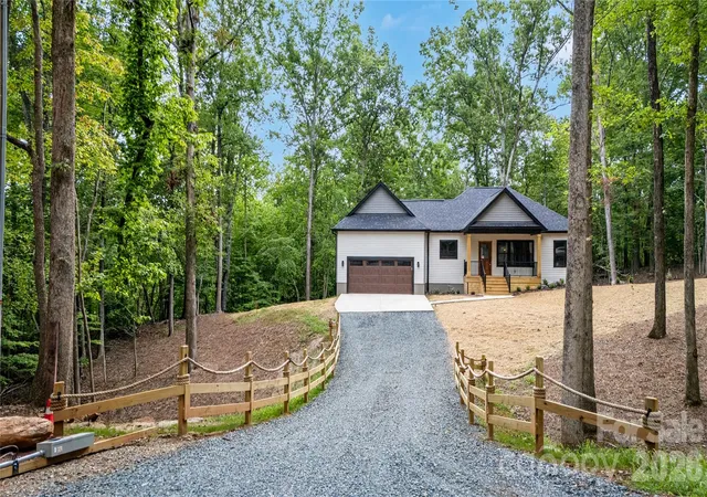 Photo 3 of Single family home for sale at 644 Roxboro Dr, Mount Gilead, NC 27306 | MLS# 4407775 | Listing updated on 2026-08-20