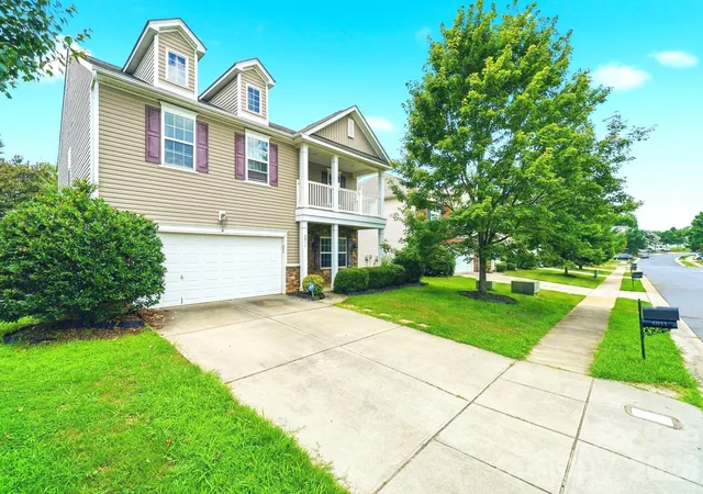 Photo 2 of Single family home for sale at 5011 Elementary View Dr, Charlotte, NC 28269 | MLS# 4407861 | Listing updated on 2026-08-25