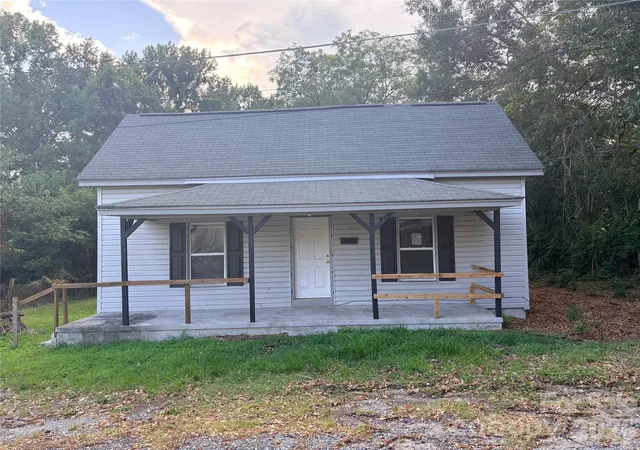 Photo 1 of Single family home for sale at 102 York St, Clover, SC 29710 | MLS# 4407867 | Listing updated on 2026-07-26