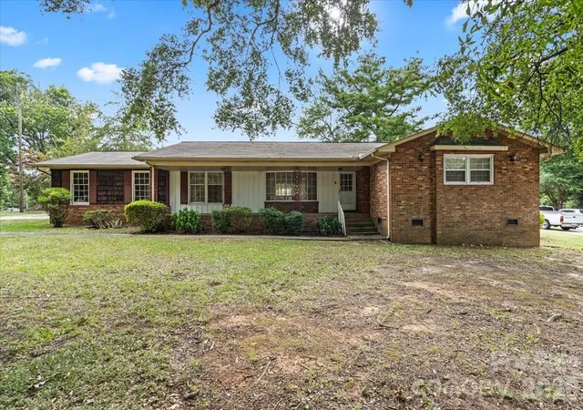 Photo 1 of Single family home for sale at 816 Clinton Ave, Lancaster, SC 29720 | MLS# 4407967 | Listing updated on 2026-08-19