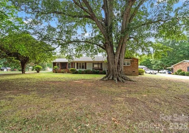 Photo 2 of Single family home for sale at 816 Clinton Ave, Lancaster, SC 29720 | MLS# 4407967 | Listing updated on 2026-08-19