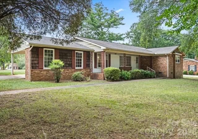 Photo 3 of Single family home for sale at 816 Clinton Ave, Lancaster, SC 29720 | MLS# 4407967 | Listing updated on 2026-08-19