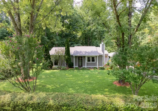 Photo 2 of Single family home for sale at 121 Wicklow Dr, Asheville, NC 28806 | MLS# 4407980 | Listing updated on 2026-10-03