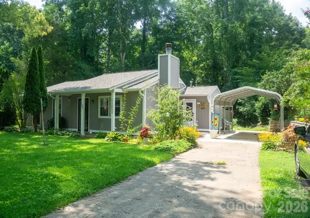 Photo 1 of Single family home for sale at 121 Wicklow Dr, Asheville, NC 28806 | MLS# 4407980 | Listing updated on 2026-10-03