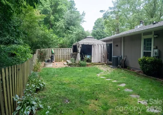Photo 3 of Single family home for sale at 121 Wicklow Dr, Asheville, NC 28806 | MLS# 4407980 | Listing updated on 2026-10-03