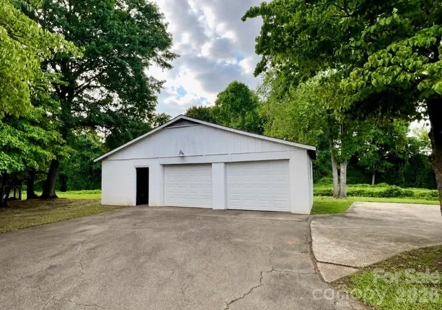 Photo 3 of Single family home for sale at 436 E Club Dr, Gastonia, NC 28054 | MLS# 4408035 | Listing updated on 2026-08-28