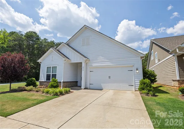 Photo 3 of Single family home for sale at 6612 Star Dr, Sherrills Ford, NC 28673 | MLS# 4408045 | Listing updated on 2026-08-17