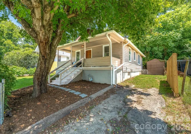 Photo 4 of Single family home for sale at 5 Company St, Asheville, NC 28804 | MLS# 4408108 | Listing updated on 2026-09-29
