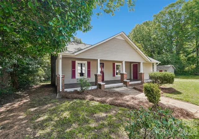 Photo 1 of Single family home for sale at 35 Marsh Ave, Wadesboro, NC 28170 | MLS# 4408117 | Listing updated on 2026-08-27