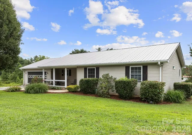 2nd image of 11 Cathy Ct, Hendersonville, NC 28792 | MLS# 4408135