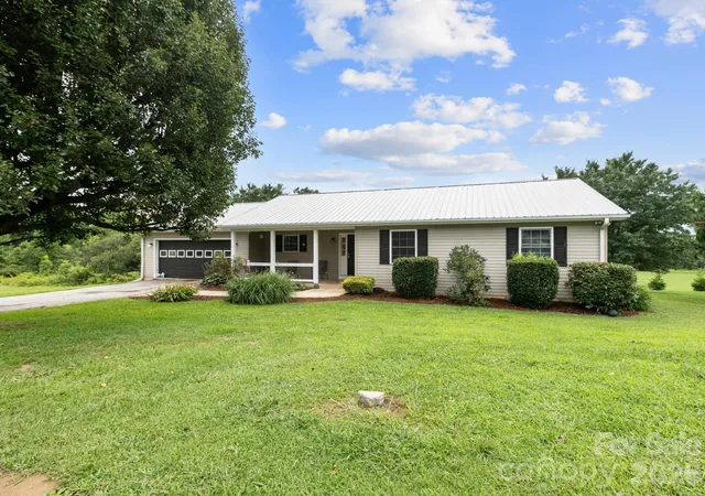 3rd image of 11 Cathy Ct, Hendersonville, NC 28792 | MLS# 4408135