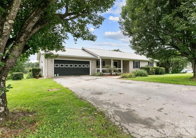 4th image of 11 Cathy Ct, Hendersonville, NC 28792 | MLS# 4408135