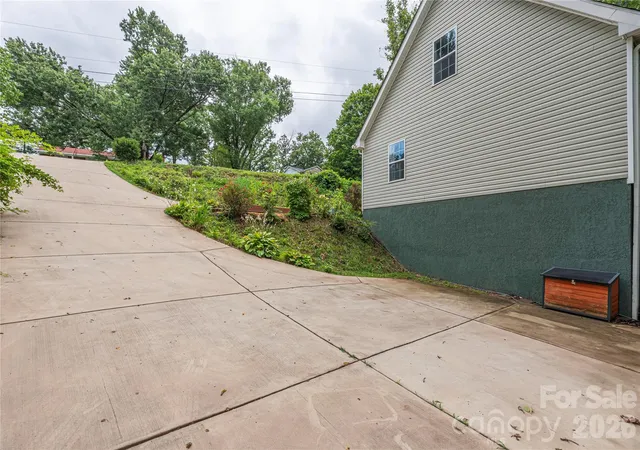 30th image of 10 E Rolling Acres Dr, Weaverville, NC 28787 | MLS# 4408170