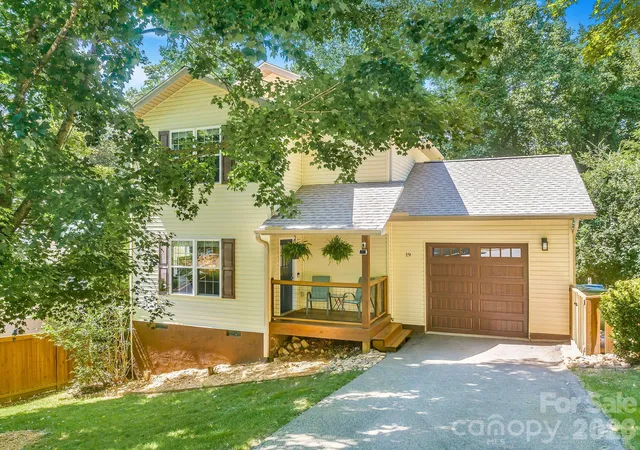 Photo 1 of Single family home for sale at 19 Oakcrest Pl, Asheville, NC 28806 | MLS# 4408201 | Listing updated on 2026-10-05