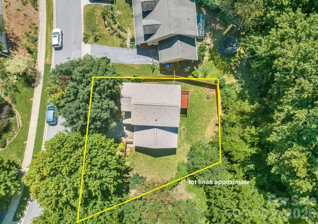 Photo 3 of Single family home for sale at 19 Oakcrest Pl, Asheville, NC 28806 | MLS# 4408201 | Listing updated on 2026-10-05