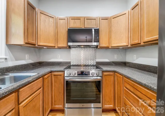 Photo 3 of Single family home for sale at 19 Oakcrest Pl, Asheville, NC 28806 | MLS# 4408201 | Listing updated on 2026-10-05