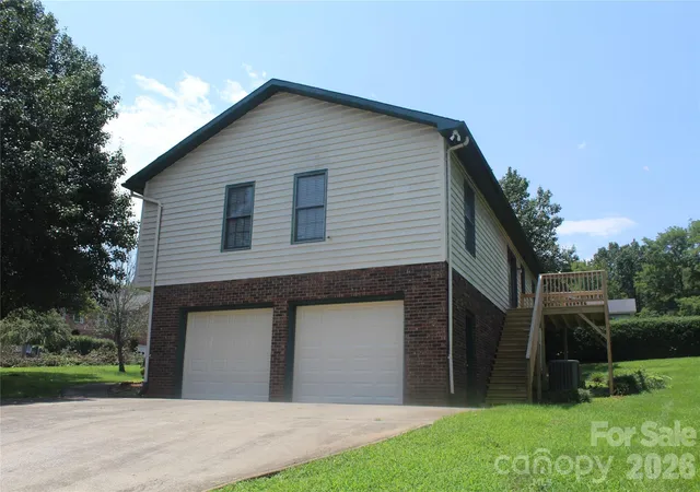Photo 2 of Single family home for sale at 205 Inglewood Dr, Morganton, NC 28655 | MLS# 4408231 | Listing updated on 2026-07-31
