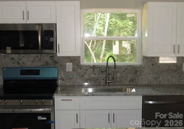 Photo 4 of Single family home for sale at 92 Saint Charles Ct, Hickory, NC 28601 | MLS# 4408286 | Listing updated on 2026-10-02