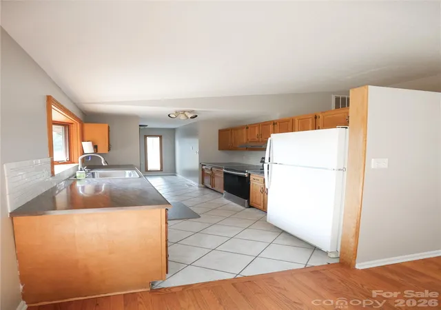 Photo 3 of Single family home for sale at 5516 Brookwood Ln, Hickory, NC 28602 | MLS# 4408343 | Listing updated on 2026-09-22