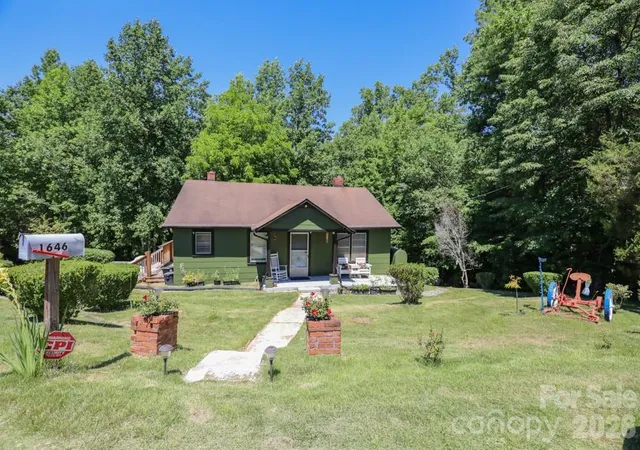 Photo 3 of Sale Pending at 1646 Silver St, Morganton, NC 28655 | MLS# 4408426 | Listing updated on 2026-08-18